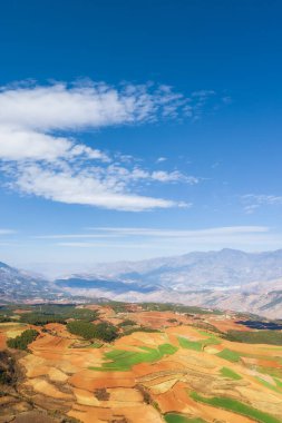 Güzel kızıl topraklar mavi gökyüzüne karşı, Dongchuan bölgesi, kunming şehri, yunnan bölgesi, Çin
