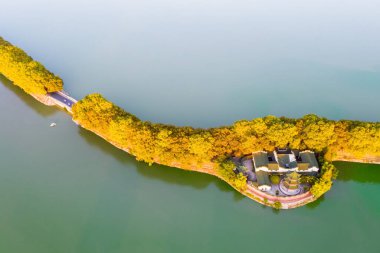 Sonbaharda göl kenarının havadan görünüşü, Jiujiang şehri, Jiangxi bölgesi, Çin