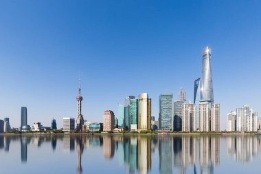 Shanghai silueti ve yansıması güneşli bir gökyüzü, soyut metropol şehir manzarası