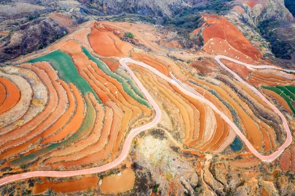 云南省红土与蜿蜒小径航拍图 — 图库照片