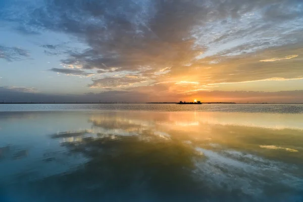 Красивый Закат Свечение Отражается Кархан Соленое Озеро Голубой Город Провинция — стоковое фото