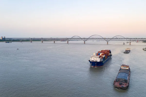 中国内陸川と九江長江大橋上のコンテナ船の空中ビュー — ストック写真