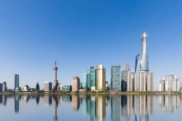 Shanghai Skyline Och Reflektion Mot Solig Himmel Abstrakt Metropol Stadsbild — Stockfoto