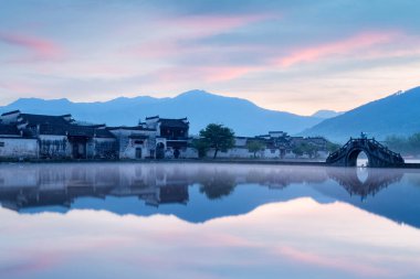 Sabah erken saatlerde pitoresk antik köy, dünya kültür mirası, Hongcun kasabası, anhui bölgesi, Çin