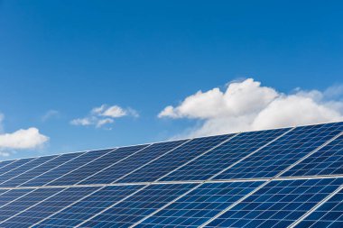 Güneş panelleri kırpma yolu ile güneşli bir gökyüzüne yakın