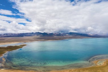 Plato Gölü 'nün havadan görünüşü, Golmu Kunlun Dağı' nın iç kısımları, Çin 'in Qinghai eyaletindeki güzel doğal manzara..