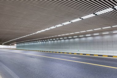 şehir tüneli arka planı, boş asfalt yolu 
