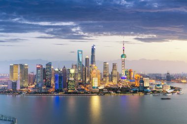 Karanlık çöktüğünde shanghai silueti, fütürist pudong finans merkezi ve güzel huangpu nehri, Çin.