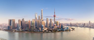 Gün batımında Şangay gökyüzü manzarası, huangpu nehri ile Pudong finans merkezi, Çin.
