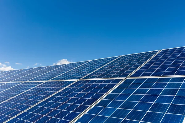 Solární Panely Proti Modré Obloze Oříznutou Dráhou — Stock fotografie