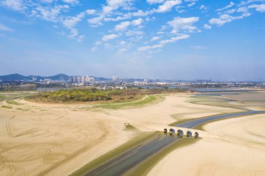 Hukou Bölgesi, Jiangxi Bölgesi, Çin 'deki antik taş köprünün havadan görünüşü.