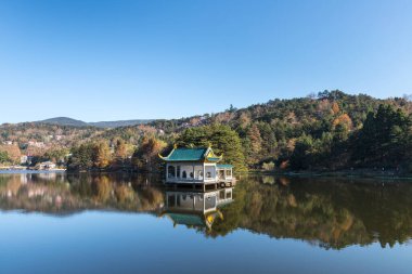 Güzel Lu Dağı sonbahar manzarası, Jiangxi vilayeti, Çin.