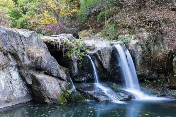 Schwarzer Drachenteich Wasserfall Üppigem Gebirge Herbstliche Landschaft — Stockfoto