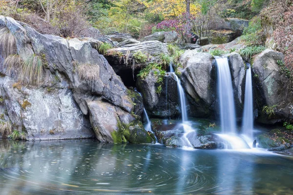 美丽的秋景 龙潭瀑布落在鲁山 — 图库照片