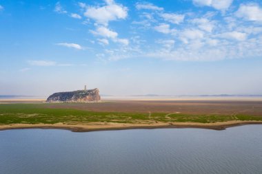 Sonbaharda Poyang Gölü, Jiangxi Bölgesi, Çin 'de güzel bir ayakkabı tepesi..