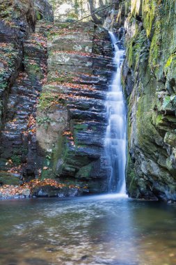 Lushan Dağı 'nın sonbahar manzarası, Huanglongtan Şelalesi