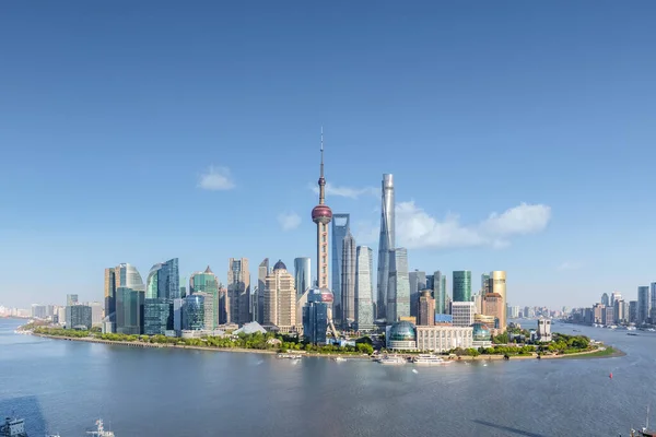 上海的天际线在阳光明媚的天空中 浦东金融中心美丽的城市景观 — 图库照片