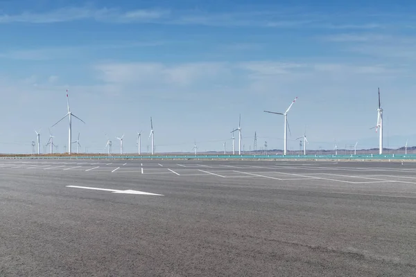 Windpark Bij Een Snelweg Schone Energie Asfalt Bestrating — Stockfoto