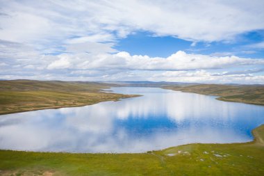 Mavi gökyüzünün hava manzarası güzel göle yansıyor, üç nehir kaynağı manzarası, Qinghai bölgesi, Çin