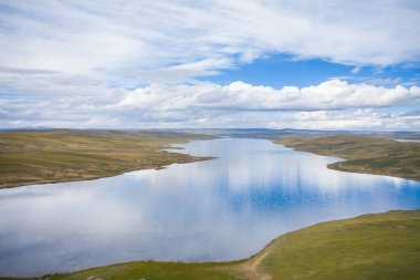 güzel plato gölü ve yansıması, üç nehir kaynağı manzarası, Qinghai bölgesi, Çin