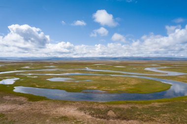 Su kaynaklarının ve plato sulak arazilerinin hava manzarası, sarı nehir kasabası, maduo ilçesi, qinghai bölgesi, Çin