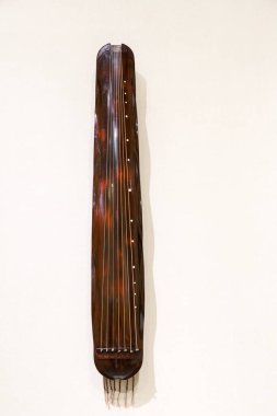 Çin geleneksel Guqin enstrümanı, yedi telli bir enstrüman, bazı yönlerden zither 'a benzer.