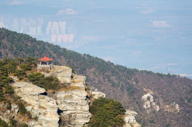Uçurumun üzerindeki bulutların kapanmasını izlemek, Lushan Dağları manzarası, Çin