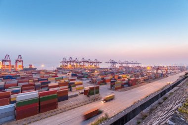 Akşam vakti Şangay Yangshan limanının modern konteynır terminali