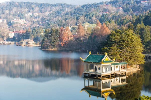 See Pavillon Üppigen Bergen Schöne Herbstlandschaft Berühmte Touristenattraktionen China — Stockfoto