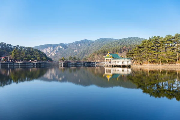绿树成荫的山水 湖泊和亭子映衬着蓝天 — 图库照片