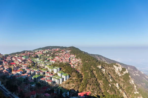 中国著名的旅游胜地 鲁山的空中景观 — 图库照片