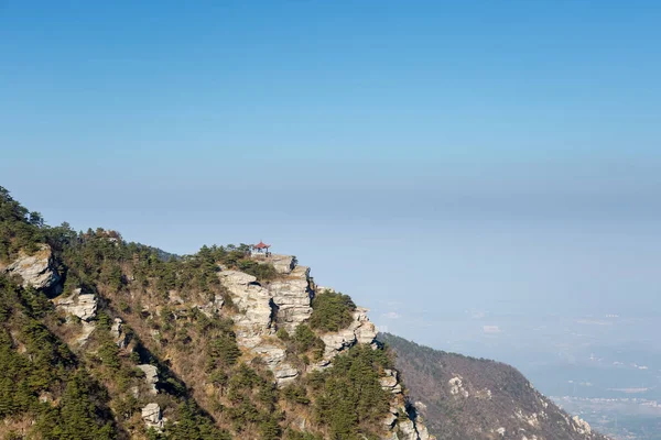 观看中国绿山山水悬崖上的云馆 — 图库照片