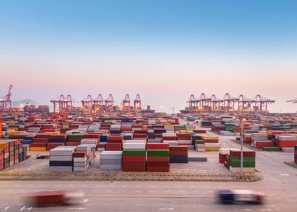 上海扬山港现代集装箱码头黄昏时分的物流和贸易背景 — 图库照片