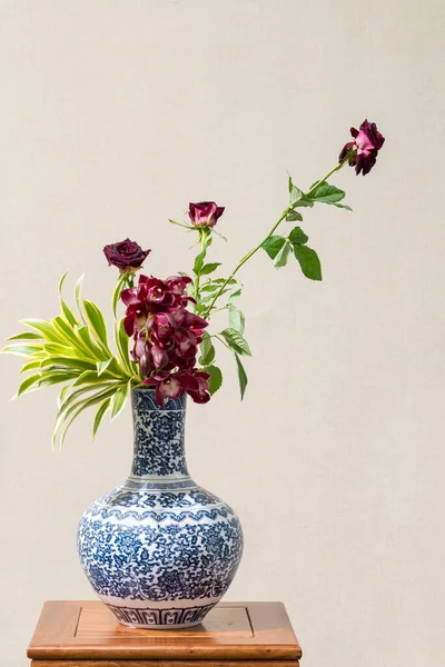Bel Arrangement Fleurs Style Oriental Roses Orchidées Vase Porcelaine Bleue — Photo