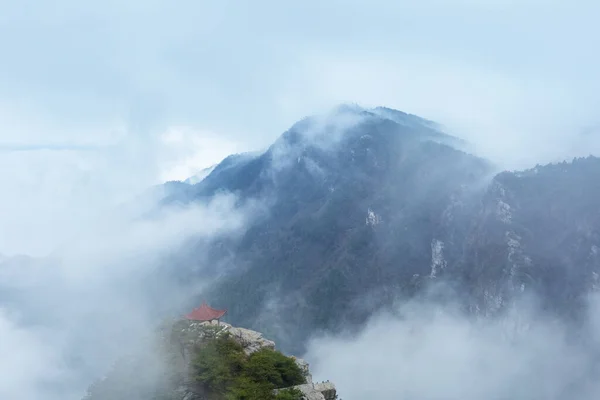 雾笼罩了中国著名的旅游胜地绿山 — 图库照片