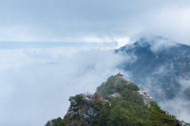 Lushan dağ manzarası, sisli vadide geleneksel pavyon, Çin
