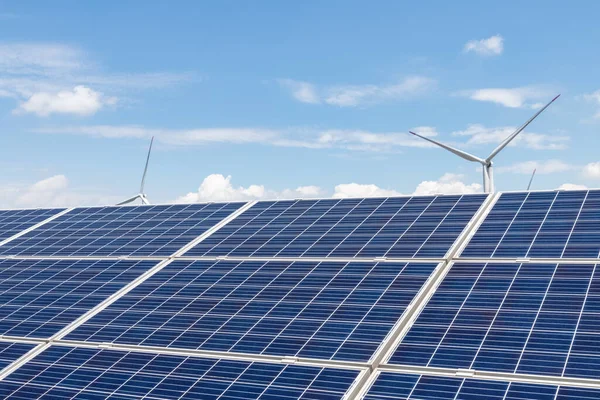 Energía Limpia Paneles Solares Energía Eólica Contra Cielo Azul — Foto de Stock