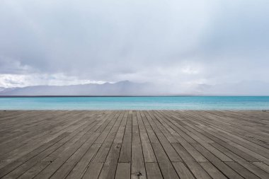 Eski ahşap zeminli güzel göl manzarası, Qinghai, Çin