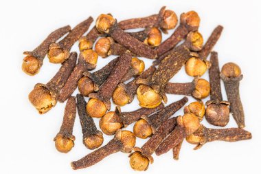 Beyaz arkaplanda izole baharat karanfilleri