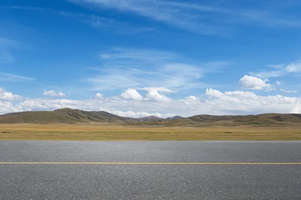 Пустая Дорога Плато Красивым Небом Фоне — стоковое фото