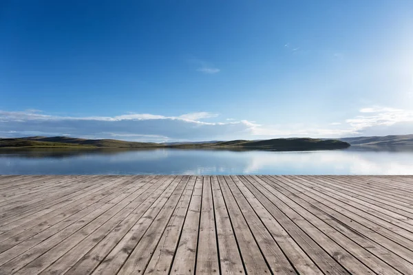 Vacker Platå Sjö Utsikt Och Trägolv Med Blå Himmel Qinghai — Stockfoto