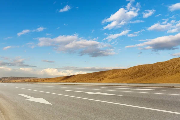 秋天荒野上的路 中国新江美丽的公路风景 — 图库照片