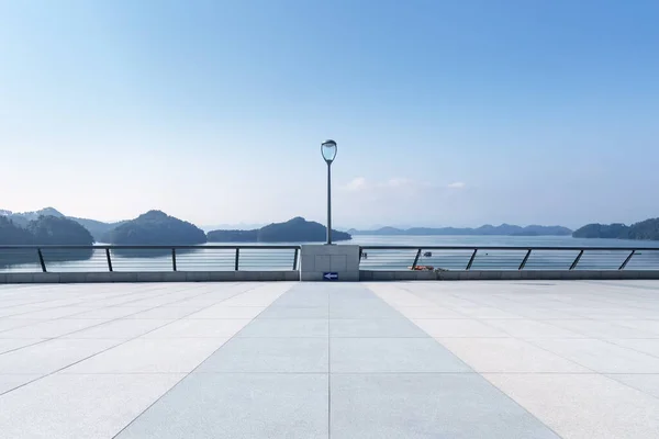 Hangzhou Mil Ilha Lago Paisagem Com Piso Vazio Grades Contra — Fotografia de Stock