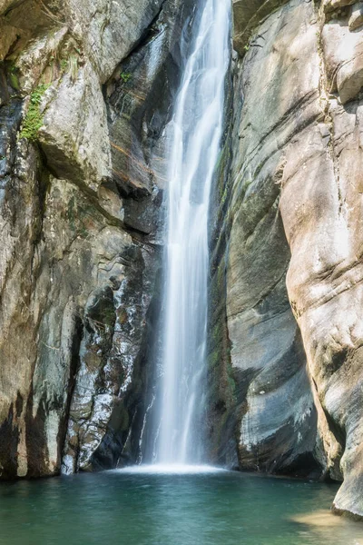 Kaskade Und Felsen Nahaufnahme Schöne Naturszene — Stockfoto