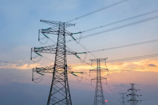 Överföringsledning Torn Solnedgång Stål Pylon Bakgrund — Stockfoto