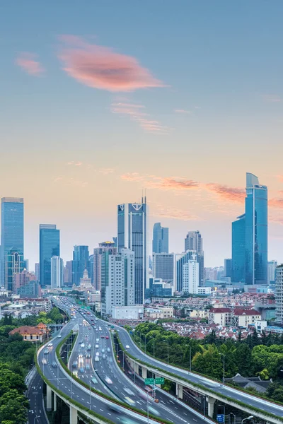 Şangay 'ın kentsel manzarası, modern şehirde yükseltilmiş yol.