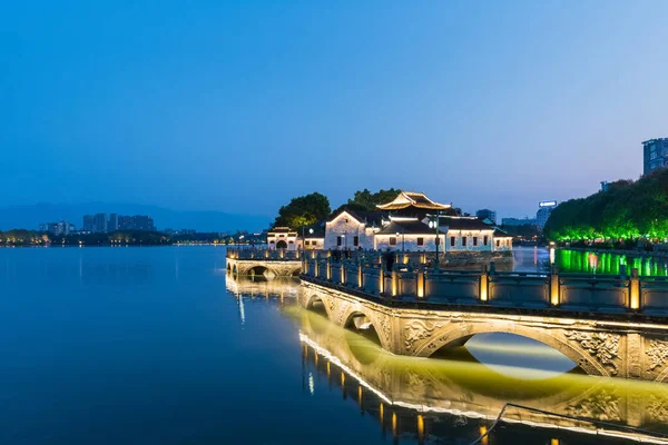Pabellón Agua Humo Anochecer Hermosos Edificios Antiguos Lago Ciudad Jiujiang — Foto de Stock
