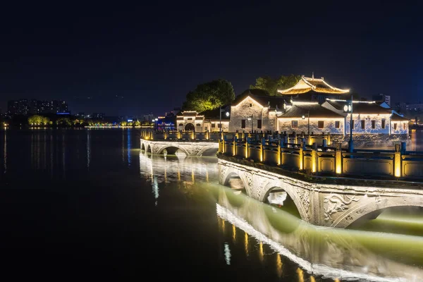 湖畔的烟幕是江苏省九江市著名的风景名胜区之一 — 图库照片