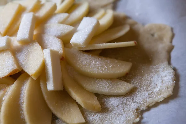 Äpfel auf Olivenölteig, mit Zucker bestreut — Stockfoto