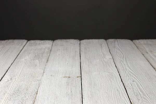 Lakované bílé dřevo prkna tmavě šedé pozadí — Stock fotografie